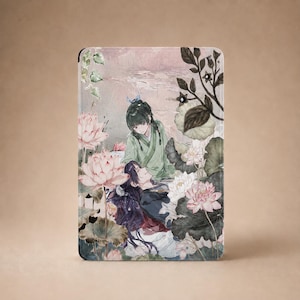 Può includere: Una custodia protettiva rettangolare con un'illustrazione in stile anime di due figure che riposano tra fiori di loto rosa e foglie di ninfea verdi. L'opera utilizza una tavolozza di colori tenui e spenti con sfumature di rosa, verde e viola scuro.