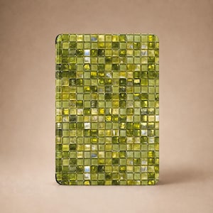 Pode incluir: Um painel retangular com uma grade de pequenos azulejos de vidro quadrados em vários tons de verde-limão, oliva e amarelo. Os azulejos têm um acabamento brilhante e reflexivo com variações sutis de transparência e profundidade na superfície.