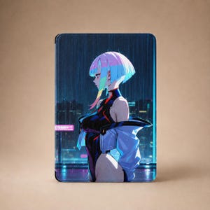 Könnte beinhalten: Eine rechteckige Tablethülle mit einer digitalen Illustration einer Figur mit kurzem, mehrfarbigem Haar, die einen dunklen Body und eine helle Jacke trägt, vor einem regnerischen, neonbeleuchteten Stadthintergrund mit einem rosa Schild.