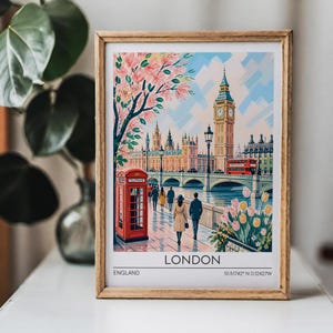Könnte beinhalten: Ein gerahmter Druck von London mit dem Big Ben, einer roten Telefonzelle und einem Doppeldeckerbus. Das Kunstwerk hat einen Vintage-Stil mit einer Farbpalette aus Rosa, Blau und Beige. Das Wort "LONDON" ist unten aufgedruckt.