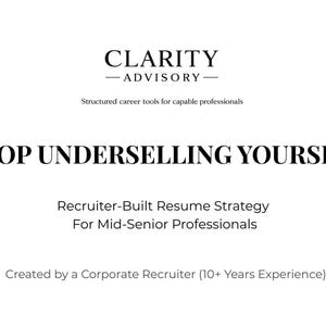 Könnte beinhalten: Weißer Hintergrund mit schwarzem Text. Der Text lautet "CLARITY -ADVISORY-" und "STOP UNDERSELLING YOURSELF". Darunter steht "Recruiter-Built Resume Strategy For Mid-Senior Professionals". Der Text unten lautet "Created by a Corporate Recruiter (10+ Years Experience)".