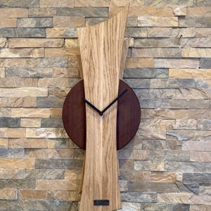 Puede incluir: Una taza de cerámica blanca con un asa negra y el texto "But First, Coffee" en negro, con una fuente de estilo manuscrito. La taza está sobre una superficie blanca.