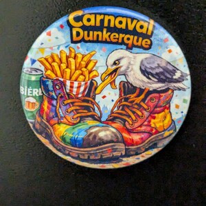 Peut inclure: Un badge rond avec le texte Carnaval Dunkerque, un goéland mangeant une frite, un cornet de frites, une canette de bière verte et deux bottes colorées aux éclaboussures de peinture sur un fond parsemé de confettis multicolores.