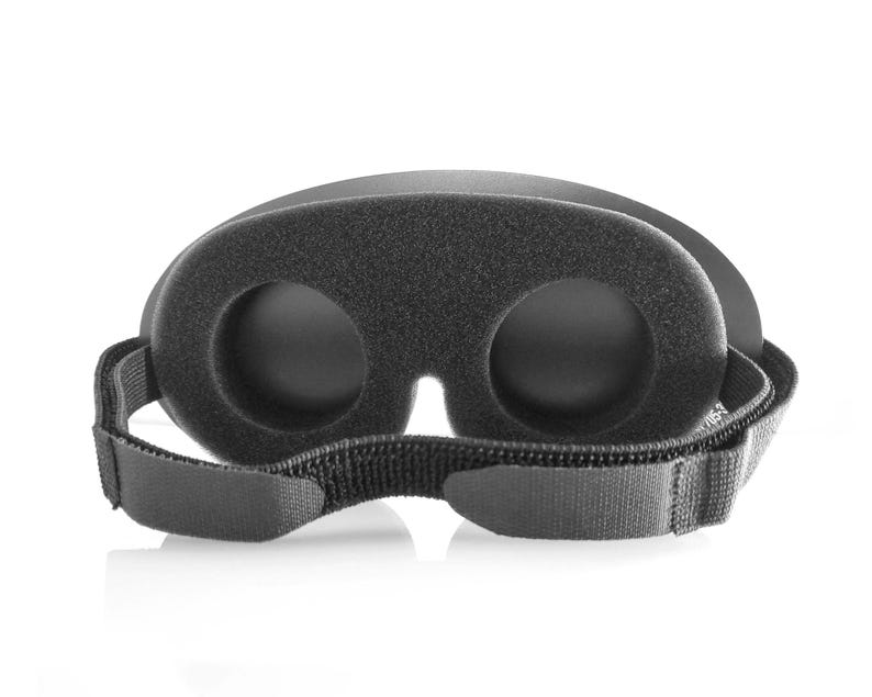 Pu&ograve; includere: Maschera per dormire nera con cinturini regolabili e coppe per gli occhi sagomate per bloccare la luce.