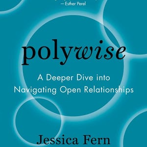 Puede incluir: Portada de libro con fondo azul turquesa y círculos blancos. El título es "polywise" en texto negro. El subtítulo es "A Deeper Dive into Navigating Open Relationships". El autor es "Jessica Fern" y el libro es "with David Cooley".
