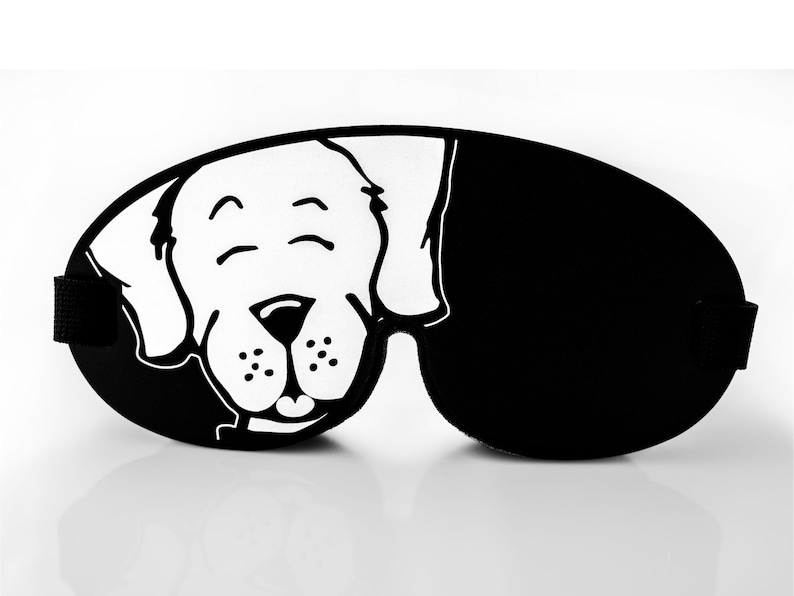 Pu&ograve; includere: Maschera per dormire nera e bianca con il viso di un cane. Il cane &egrave; un Labrador Retriever con gli occhi chiusi e la bocca leggermente aperta.