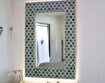 Espejo artesanal con incrustaciones de hueso, marco de mosaico verde y blanco, decoración para la entrada del hogar.
