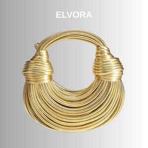 Puede incluir: Un bolso de mano semicircular dorado con un asa en forma de lazo. El bolso está hecho de numerosos hilos finos y paralelos, creando un efecto de flecos. La palabra "ELVORA" está impresa en la parte superior.