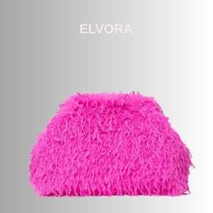 Peut inclure: Une pochette rose vif et duveteuse. Le sac a une forme rectangulaire aux bords arrondis et est recouvert d'une longue matière hirsute. Le mot "ELVORA" est imprimé en blanc en haut de l'image.