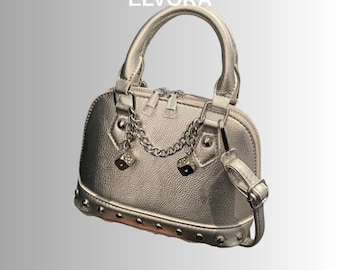 Bolsa mini de mão punk Y2K com corrente e rebites em PU prateado.