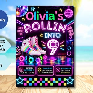 以下が含まれることがあります： 黒い背景に虹色のストライプが入った白いローラースケートのペア、Olivia's ROLLIN INTO 9と書かれたネオンテキスト、ミラーボール、星、そしてパーティーの詳細が記載されたデジタル招待状テンプレート。