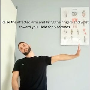 Op de afbeelding: Een persoon die een nek- en armstretch demonstreert, met de tekst "Til de aangedane arm op en breng de vingers en pols naar u toe. Houd 5 seconden vast." Een medische kaart staat op de achtergrond.