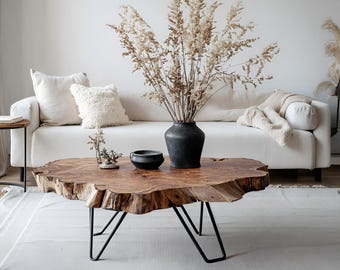 Rustikt soffbord i naturträ med hårnålsben i metall