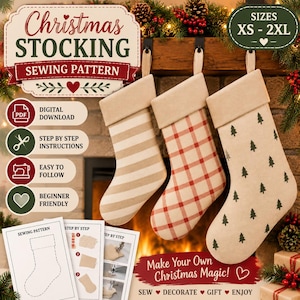 Op de afbeelding: Een digitaal naaipatroon voor kerstsokken met drie voorbeelden: een met beige strepen, een met een rood ruitpatroon en een met een groene boomprint. De afbeelding bevat tekstlabels voor maten XS-2XL, PDF-download en stapsgewijze instructies.
