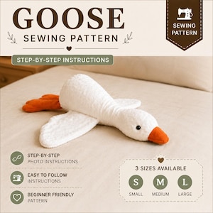 Könnte beinhalten: Ein weißes Plüschgans-Spielzeug mit orangefarbenen Füßen und einem orangefarbenen Schnabel. Das Bild enthält den Text: GOOSE SEWING PATTERN, STEP-BY-STEP INSTRUCTIONS, 3 SIZES AVAILABLE, S SMALL, M MEDIUM, L LARGE, STEP-BY-STEP PHOTO INSTRUCTIONS.