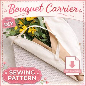 Puede incluir: Un portador de ramo de lona blanca con asa, que contiene un ramo de flores amarillas y vegetación. La imagen incluye el texto "Bouquet Carrier", "Etsy DIY" y "Sewing Pattern". También es visible un icono de descarga PDF.
