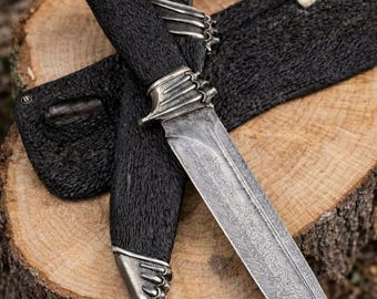 Faca de caça artesanal em aço damasco – Cabo em formato de dragão, núcleo de madeira, bainha de couro.