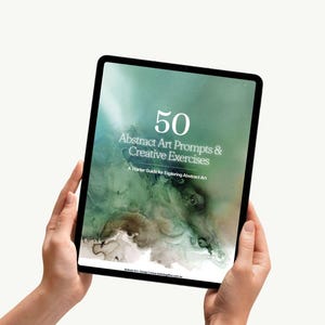 以下が含まれることがあります： 50 Abstract Art Prompts & Creative Exercises: A Starter Guide for Exploring Abstract Artというタイトルのドキュメントを表示するデジタルタブレット。画面には、緑と茶色の水彩画風の背景に白いセリフ体のタイポグラフィが配置されています。