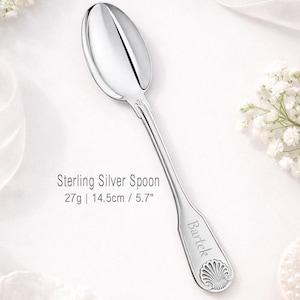 Może przedstawiać: Zestaw trzech ceramicznych kubków z nakrapianym, matowym wykończeniem. Kubki są w odcieniach kremu, jasnoszarym i ciemnoszarym. Każdy kubek ma prosty, minimalistyczny design, idealny do kawy lub herbaty.