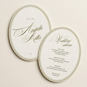 Puede incluir: Dos tarjetas de papel de forma ovalada con fondo color crema y bordes dorados oscuros. Una tarjeta muestra el texto "WELCOME" y "Angela Miller" en letra elegante. La otra tarjeta enumera un "Wedding menu" con ensalada, aperitivo, plato principal y postre.