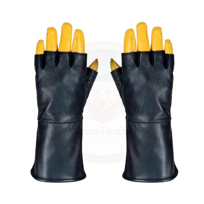 K&ouml;nnte beinhalten: Ein Paar schwarze Lederhandschuhe ohne Finger mit gelben Finger- und Daumenspitzen. Die Handschuhe haben ein langes Manschettendesign und werden vor wei&szlig;em Hintergrund pr&auml;sentiert. Die Handschuhe scheinen neu zu sein.