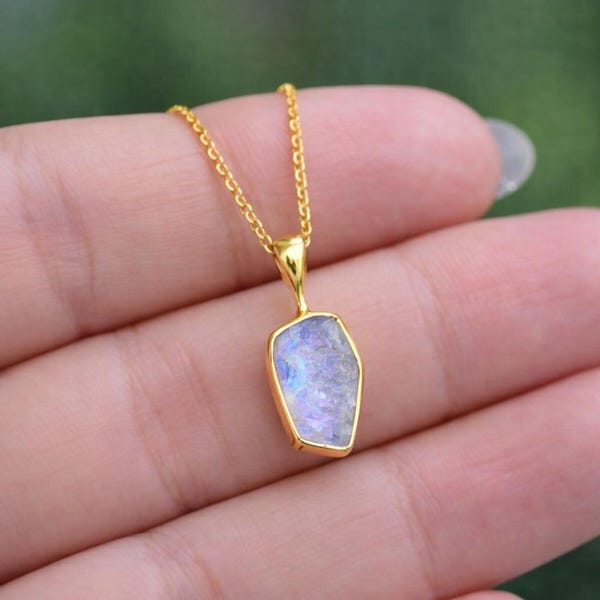 Delicato ciondolo in pietra di luna arcobaleno grezza / Realizzato in argento sterling 925 / Finitura placcata in oro 14 carati / Regalo unico per le donne / Gioiello con cristallo curativo