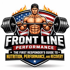 Könnte beinhalten: Ein grafisches Logo mit einer muskulösen Figur in schwarzer Kappe, die eine Langhantel hebt. Dahinter ein Schild mit der amerikanischen Flagge und Flammen. Text: FRONT LINE PERFORMANCE THE FIRST RESPONDER'S GUIDE TO NUTRITION, PERFORMANCE, AND RECOVERY.