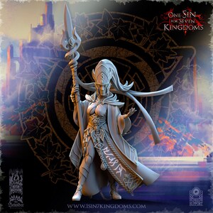 Puede incluir: Figura en miniatura gris detallada de un personaje de fantasía sosteniendo un bastón. La figura está vestida con túnicas y armaduras ornamentadas, con cabello largo y suelto. La imagen incluye el texto "ONE SIN FOR SEVEN KINGDOMS" y "www.isin7kingdoms.com".
