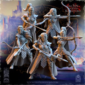Puede incluir: Cinco figuras de fantasía grises de arqueras con armadura, sosteniendo arcos y flechas. Las figuras están en poses de acción, con capas y armaduras detalladas. El texto "ONE SIN OR SEVEN KINGDOMS" es visible.