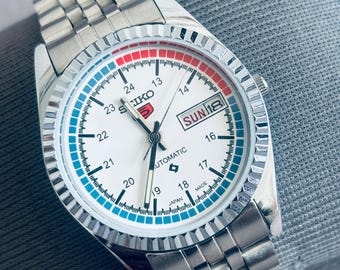 Reloj automático vintage Seiko 5 con esfera blanca, día y fecha, fabricado en Japón, para hombre.