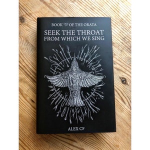 Puede incluir: Cubierta de libro negra con texto blanco que dice "Book One of the Orata Seek the Throat From Which We Sing" y una ilustración blanca de un pájaro con las alas extendidas en un círculo de ramas. El nombre del autor, "Alex CF", está impreso en blanco en la parte inferior de la cubierta.