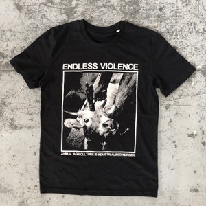 Könnte beinhalten: Schwarzes T-Shirt mit einem Grafikdruck einer Kuh, die geschlachtet wird. Der Text "Endless Violence" und "Animal Agriculture is Industrialised Murder" ist auf dem Shirt aufgedruckt.