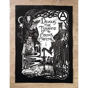 Könnte beinhalten: Schwarz-Weiß-Illustration mit dem Text "Devour the Tyrants of Coin & Capital". Die Kunst zeigt einen Ritter, eine Zauberin und eine Skelettfigur, mit einem "A"-Symbol in einem Kreis.