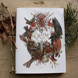 Puede incluir: Una portada de libro blanca con una ilustración de un zorro, un conejo, un cuervo y pájaros. La ilustración está rodeada de flores y hojas. El título del libro es "The Oratas" y el autor es "Alex CF".