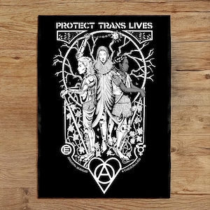 Może przedstawiać: Czarno-biała ilustracja przedstawiająca trzy postacie stojące razem. Postacie są ubrane w zbroje i trzymają miecze. Obraz jest otoczony ramką z tekstem "PROTECT TRANS LIVES" u góry i "RADICAL QUEERS & THEIR ALLIES" na dole.