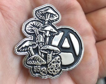 Spilla smaltata anarchica di funghi, micologia anarchica