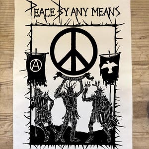 Könnte beinhalten: Schwarz-Weiß-Druck mit dem Text "Peace By Any Means" über einem Friedenssymbol. Darunter halten drei Figuren in Rüstungen Banner. Ein Banner zeigt ein "A" im Kreis, ein anderes eine Taube. Das Wort "Resistance" steht darunter.