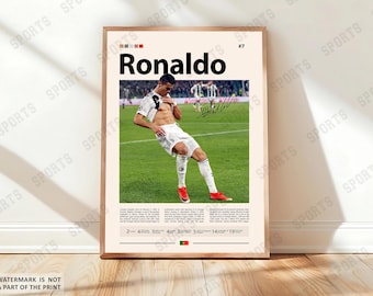 Può includere: Un poster incorniciato con il nome "Ronaldo" in grandi lettere nere. Presenta una fotografia di un calciatore in uniforme bianca e nera su un campo verde. La firma del giocatore e il numero 7 sono visibili. La cornice è marrone chiaro.