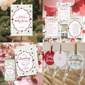 Puede incluir: Un conjunto de decoraciones para baby shower con temática de mariquita. Incluye un letrero de bienvenida, una invitación, tarjetas de juego y adornos para copas. La combinación de colores es rojo, blanco y verde, con un patrón de cuadros.