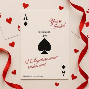 Peut inclure: Carte d'invitation en forme d'As de Pique. Le texte "You're Invited" est inscrit, ainsi que la date, l'heure et l'adresse. Des cœurs rouges et un ruban ornent la carte.