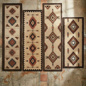 Puede incluir: Cuatro alfombras rectangulares con fondo beige y patrones geométricos repetitivos en tonos marrón, negro y crema. Cada alfombra tiene un borde marrón oscuro y muestra formas de diamante simétricas y motivos de flechas.