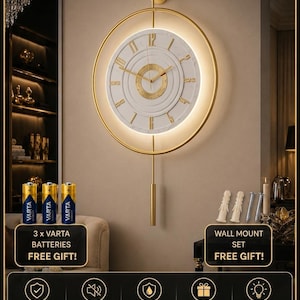 Puede incluir: Un reloj de pared circular con esfera de mármol blanco, números romanos y manecillas doradas. El reloj está rodeado por un anillo de metal dorado con luz integrada, suspendido de una varilla vertical dorada con un péndulo a juego.