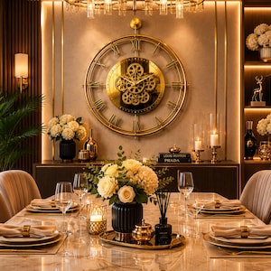Pode incluir: Um grande relógio de parede circular dourado com um mecanismo de engrenagens exposto e algarismos romanos, montado sobre uma mesa de jantar posta com pratos brancos, anéis de guardanapo dourados, copos e um vaso preto com flores brancas.
