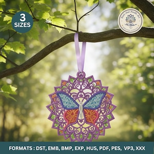 Könnte beinhalten: Ein lila, orange und blaues Schmetterlingsornament mit filigranen Ausschnitten, das an einem Ast hängt. Das Ornament hat ein kreisförmiges Design mit einem Schmetterling in der Mitte. Der Text "3 SIZES" ist sichtbar. Der Text "Knot And Needle Art EMBROIDERY WORKSHOP" ist ebenfalls vorhanden.