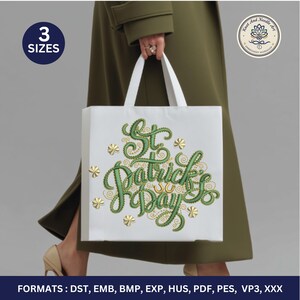Könnte beinhalten: Weiße Tragetasche mit grüner und goldener "St. Patrick's Day"-Stickerei. Die Tasche zeigt den Text "3 Größen" und die Worte "Knot And Needle Art". Die Tasche wird von einer Person in einem grünen Mantel gehalten. Formate: DST, EMB, BMP, EXP, HUS, PDF, PES, VP3, XXX.