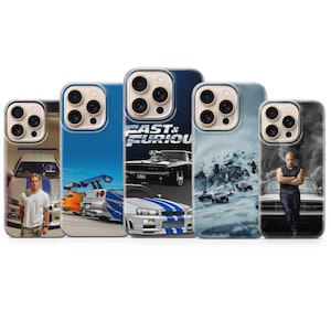 Puede incluir: Cinco fundas para teléfono con imágenes de la franquicia Fast & Furious. Las fundas muestran varios coches, actores y el logotipo de la película. Las fundas tienen un borde transparente y un acabado brillante.