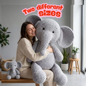 Peut inclure: Deux peluches éléphants en crochet gris de différentes tailles. Une personne serre le plus grand éléphant dans ses bras. Le texte "Two different Sizes" est en rose et rouge au-dessus de l'éléphant.