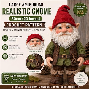Pode incluir: Um padrão de crochê para um gnomo realista, com 50 cm de altura. O gnomo usa um chapéu vermelho, jaqueta verde e calças marrons. O padrão é detalhado, adequado para iniciantes e inclui um guia fotográfico. O texto diz: "Crie seu próprio companheiro gnomo mágico!"