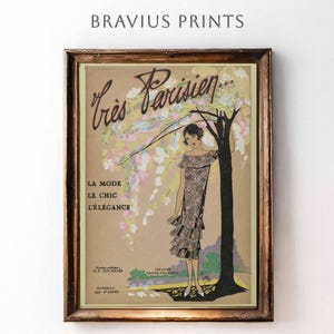 Può includere: Stampa vintage incorniciata intitolata "Très Parisien" con una donna in abito flapper appoggiata a un albero. L'opera d'arte ha una tavolozza di colori marrone e beige con accenti di rosa e verde. La cornice è marrone scuro.