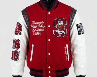 Jaqueta Varsity Bordô e Branca com o Lema 2.0 da Universidade Estadual da Carolina do Sul | Jaqueta Letterman Inspirada no Estilo Universitário da SCSU | Jaqueta Bomber Varsity Personalizada em Lã